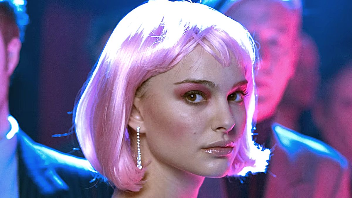 Natalie Portman wearing her iconic pink wig in 'Closer'.