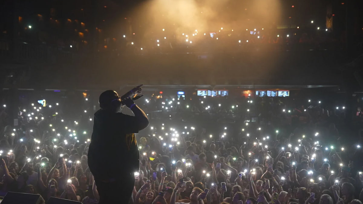 Sean Kingston is performing for a crowd. 