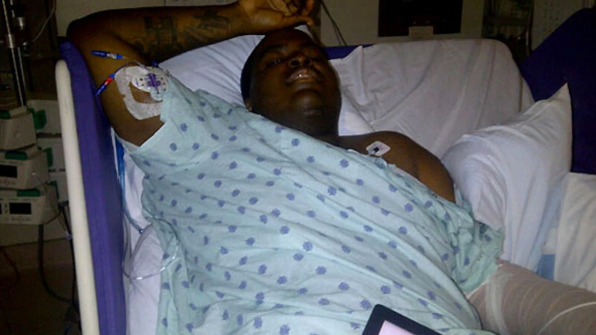 Sean Kingston is lying in a hospital bed. 