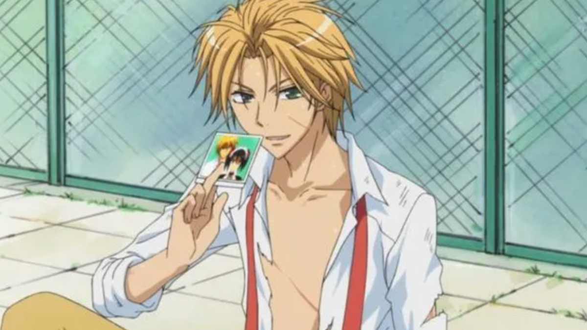 Usui holding a picture