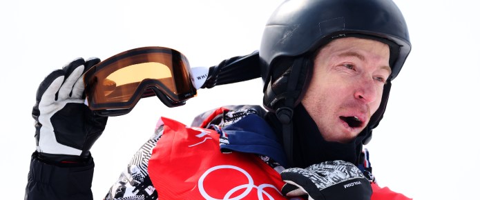 Snowboarder Shaun White makes it to the Olympic Halfpipe Final