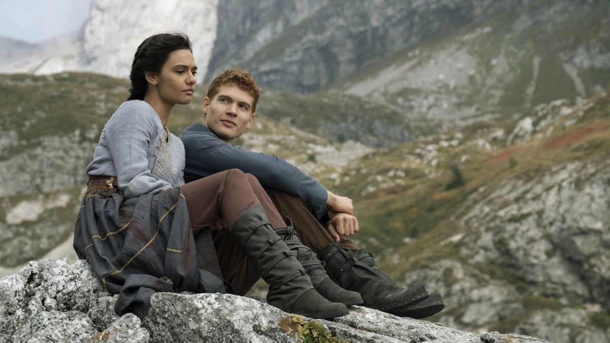 Madeleine Madden e Josha Stradowski como Egwene al'Vere e Rand al'Thor em 'A Roda do Tempo'