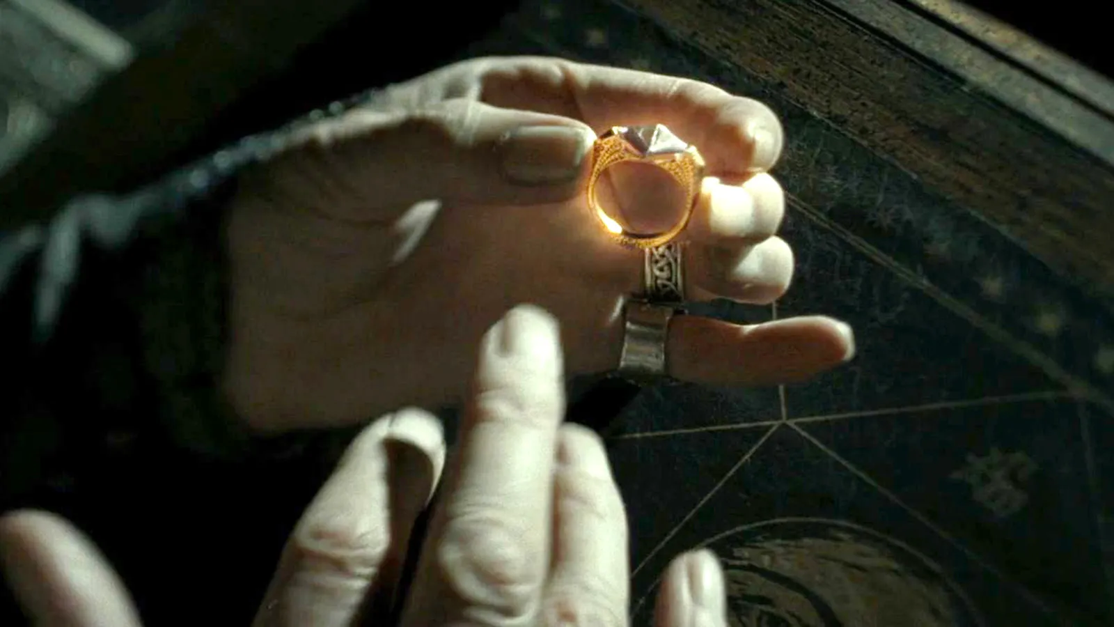 Dumbledore-usando-o-anel-em-Harry-Potter