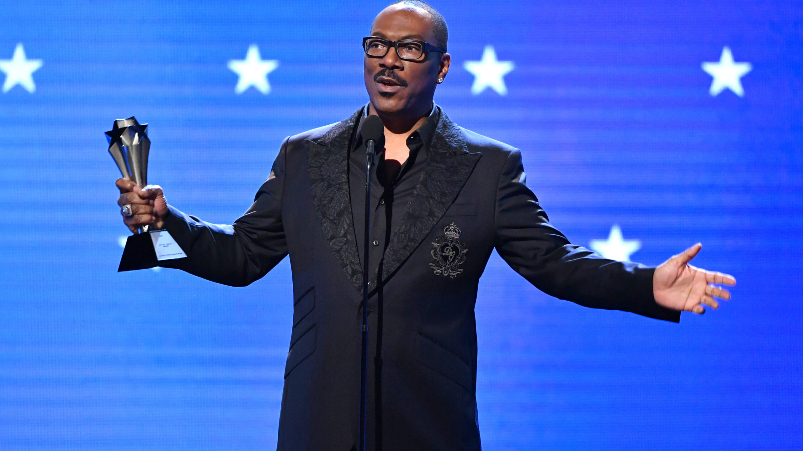 Ретта американский комик. Эдди Мерфи 2020. Eddie Murphy 2020. Эдди Мерфи с детьми 2020. Murphy 2020 release Date.