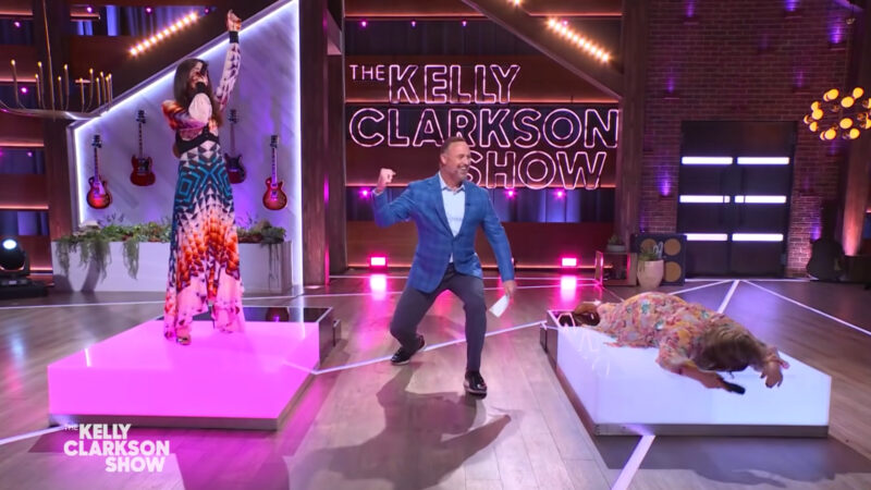 Anne Hathaway Literally Floors Kelly Clarkson On The Singers Show 8240