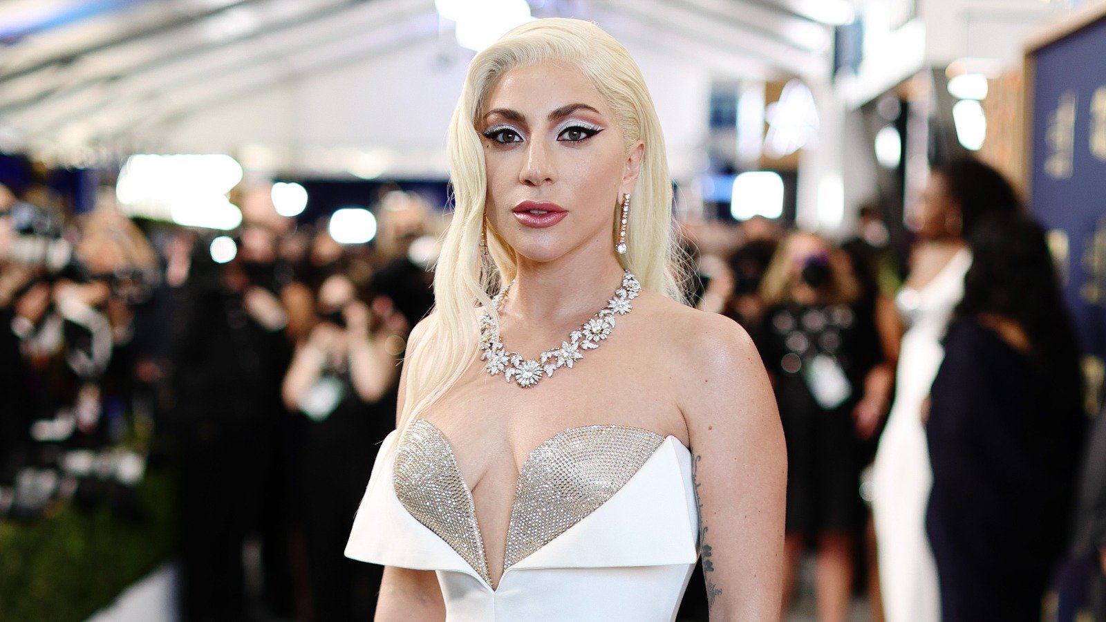 Леди гага и диджей. Леди Гага сейчас 2022 Возраст. Леди Гага красивая с белыми волосами 2020. Lady Gaga пластическая. Леди Гага церемония вручения sag Awards-2023.