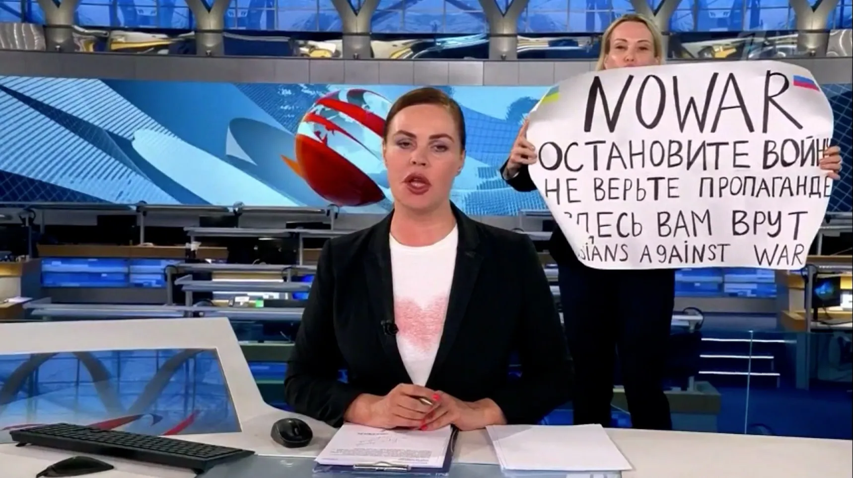 Journalist protests Russia's invasion of Ukraine