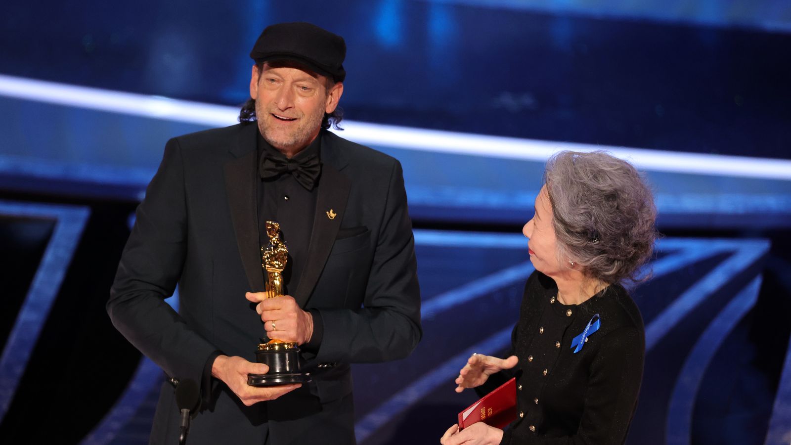 https://wegotthiscovered.com/wp-content/uploads/2022/03/troy-kotsur-oscars-2022-acceptance-speech-1.jpg