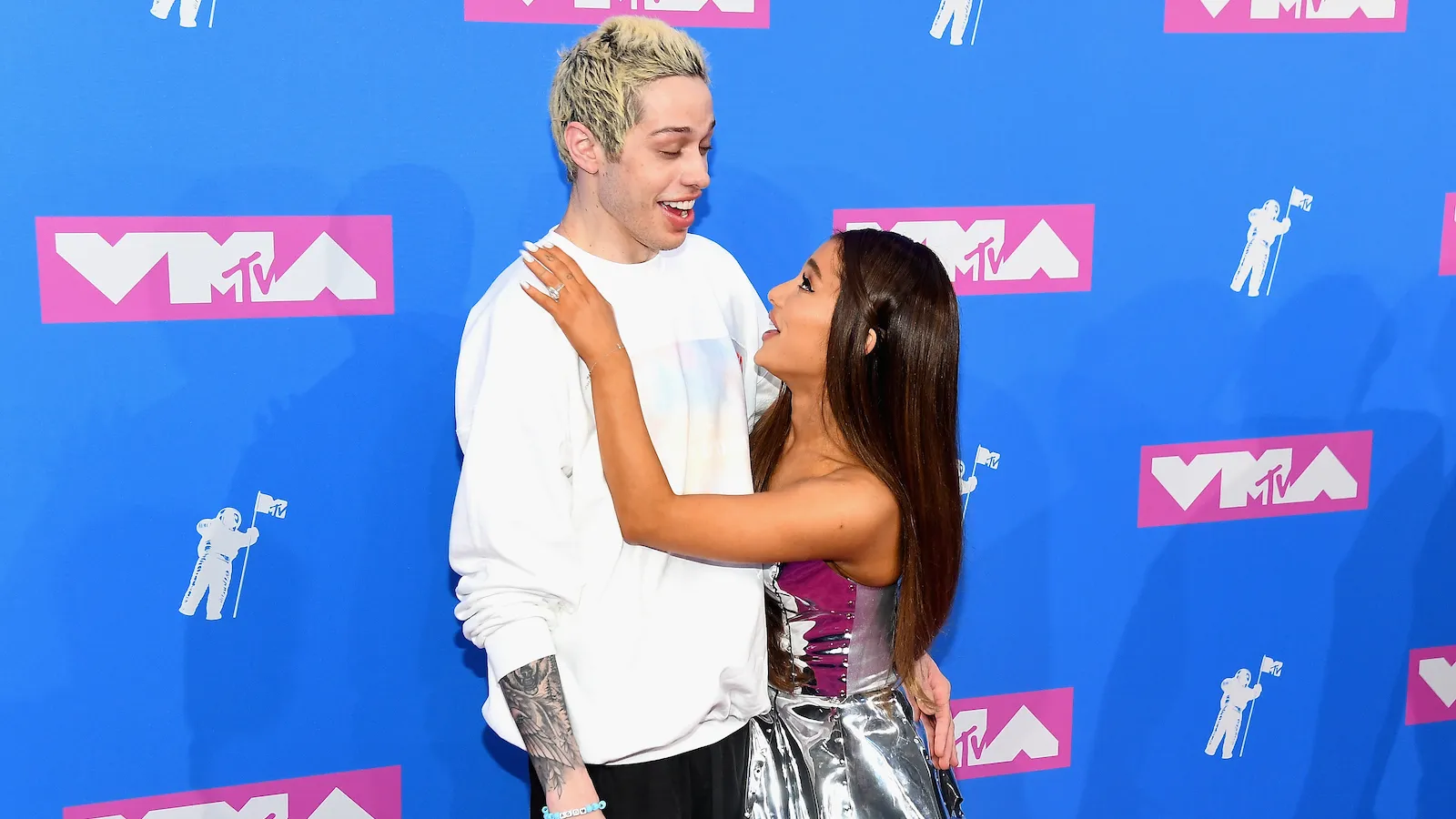 Pete Davidson and Ariana Grande are together on an MTV carpet. 