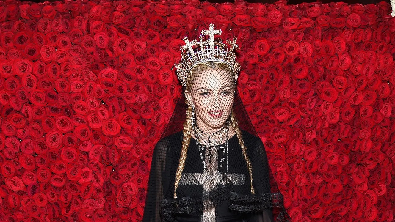 Madonna bad. Мадонна в 60. Мадонна в Португалии. Мадонна сейчас в Португалии. Мадонна выступление в Сатанической одежде.