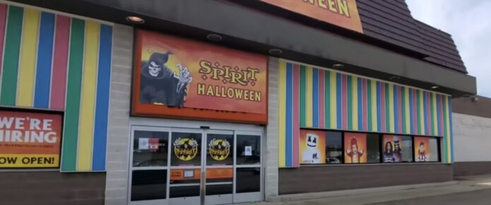 Set photo reveals first look at Christopher Lloyd in ‘Spirit Halloween’