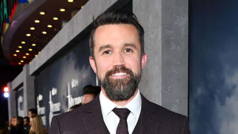 Ryan Reynolds Dedicates A Urinal To Rob Mcelhenney On His Birthday 