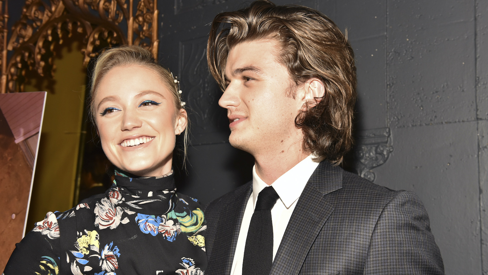 Joe Keery - Maika Monroe