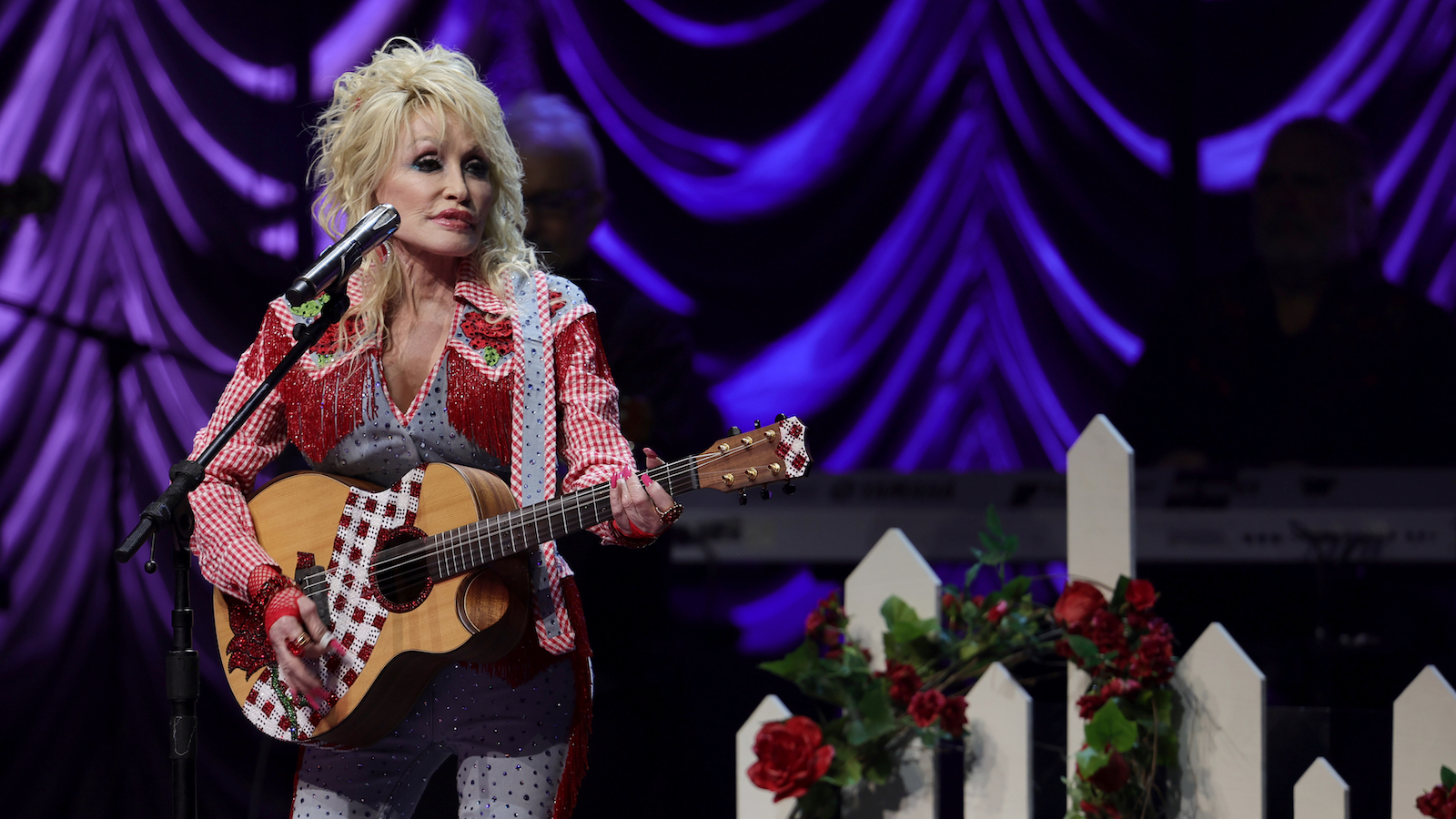 Dolly Parton will always live más, and now she’s helping Taco Bell make a Mexican Pizza musical for TikTok