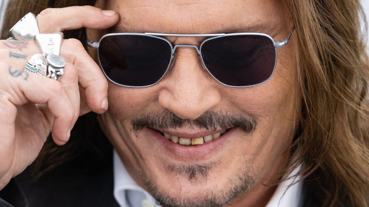  Johnny Depp attends the "Jeanne du Barry" photocall at the 76th annual Cannes film festival at Palais des Festivals on May 17, 2023 in Cannes, France. (Photo by Samir Hussein/WireImage) 