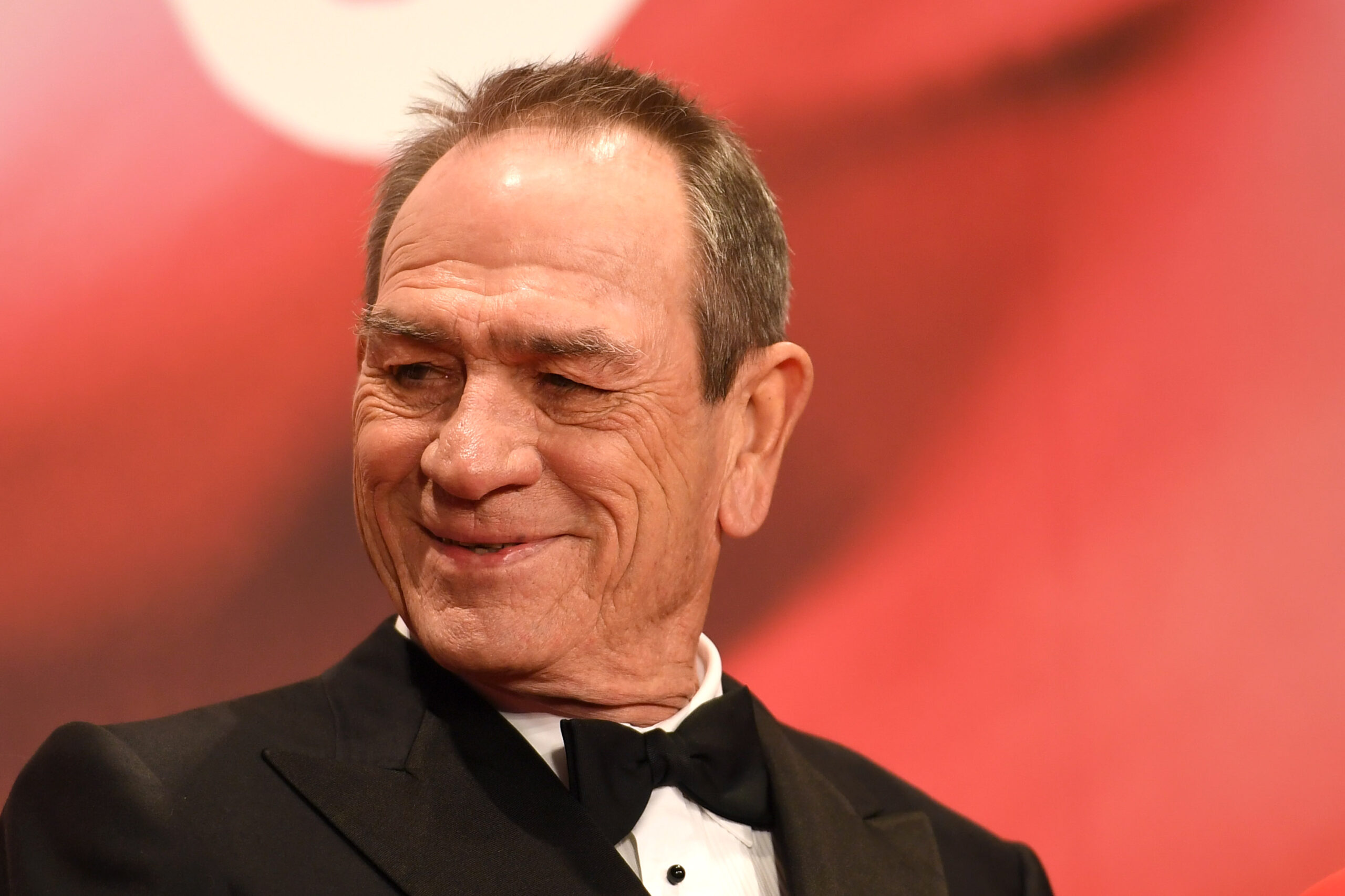 Актер и режиссер. Tommy Lee Jones. Томми ли Джонс Оскар. Томми ли Джонс 2000 год. Томми ли Джонс лысый.