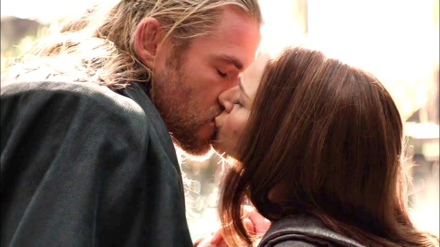 Chris Hemsworth and Natalie Portman kissing in Thor: Love and Thunder