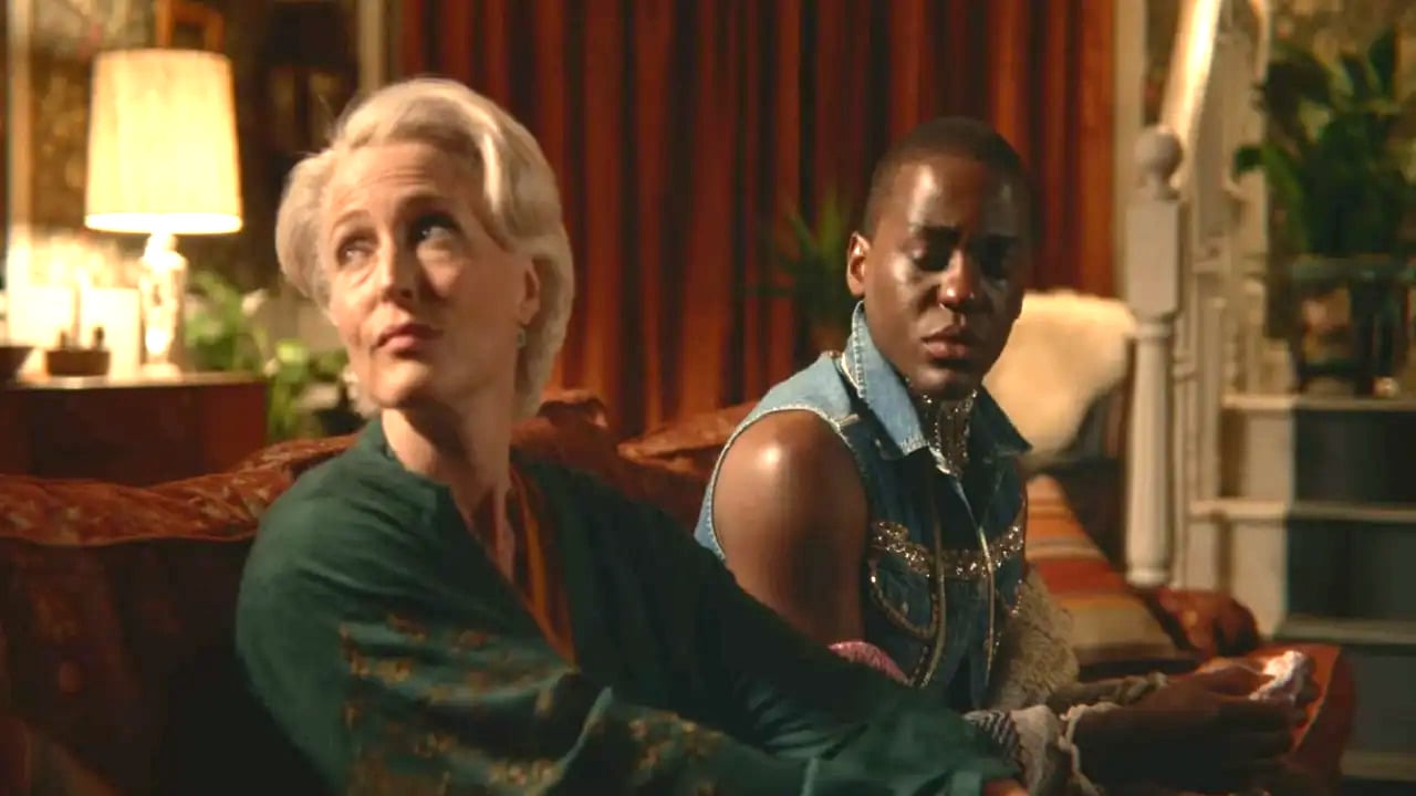 Jean Milburn (Gillian Anderson) and Eric Effiong (Ncuti Gatwa) share the sofa in 'Sex Education'