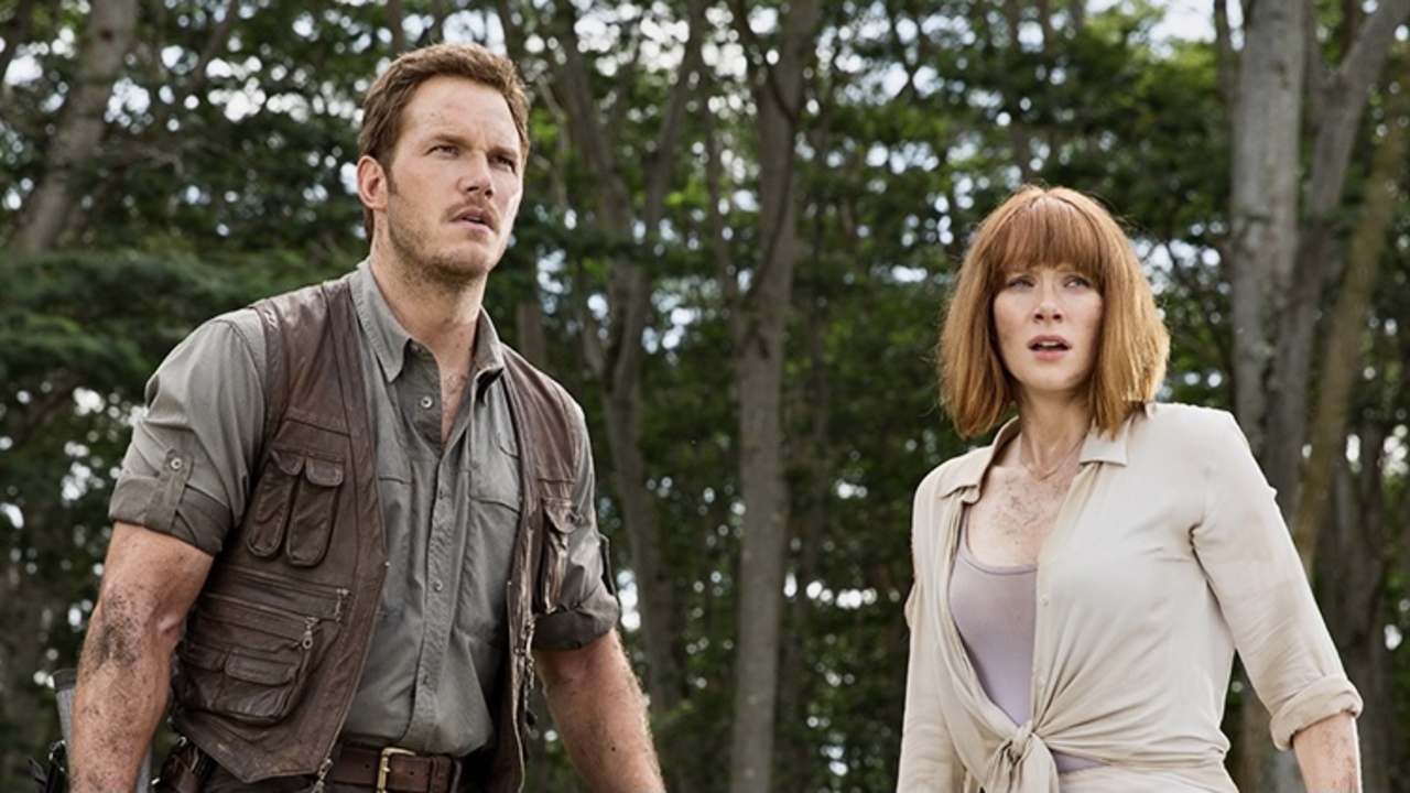 Chris Pratt e Bryce Dallas Howard em personagem parecendo surpresos em uma imagem de “Jurassic World: Dominion”
