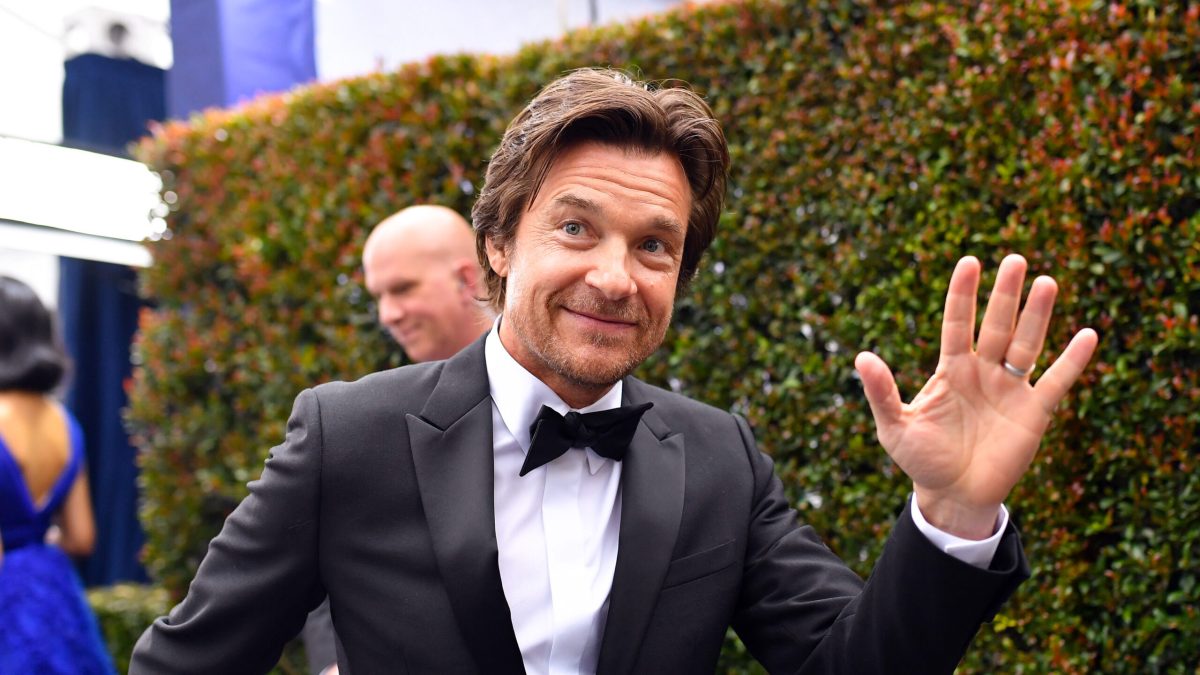 Jason Bateman attends the 26th Annual Screen Actors Guild Awards at The Shrine Auditorium on January 19, 2020 in Los Angeles, California, wearing a tuxedo, and waving
