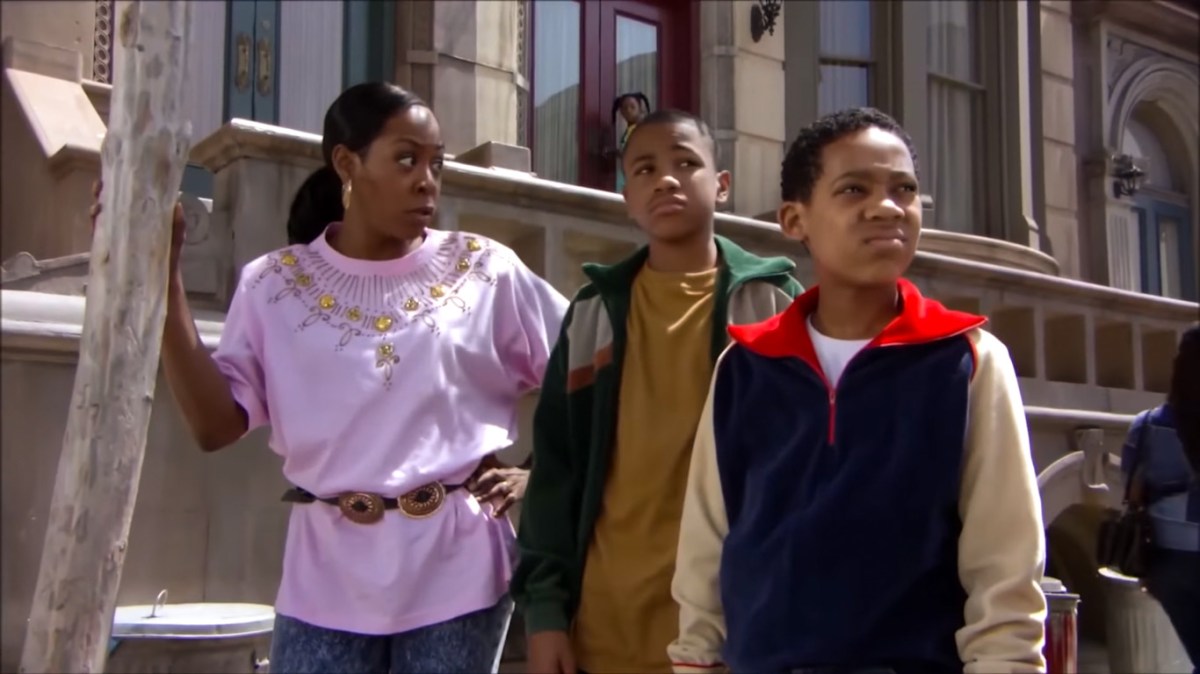 Tichina Arnold, Tequan Richmond and Tyler James Richmond in character and on the stoop in the original series ‘Everybody Hates Chris’
