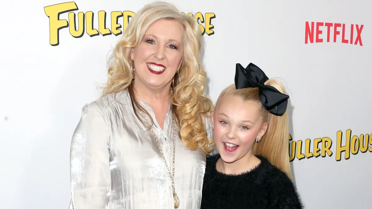 Jessalynn Siwa and JoJo Siwa standing side by side on the red carpet of the Fuller House premiere