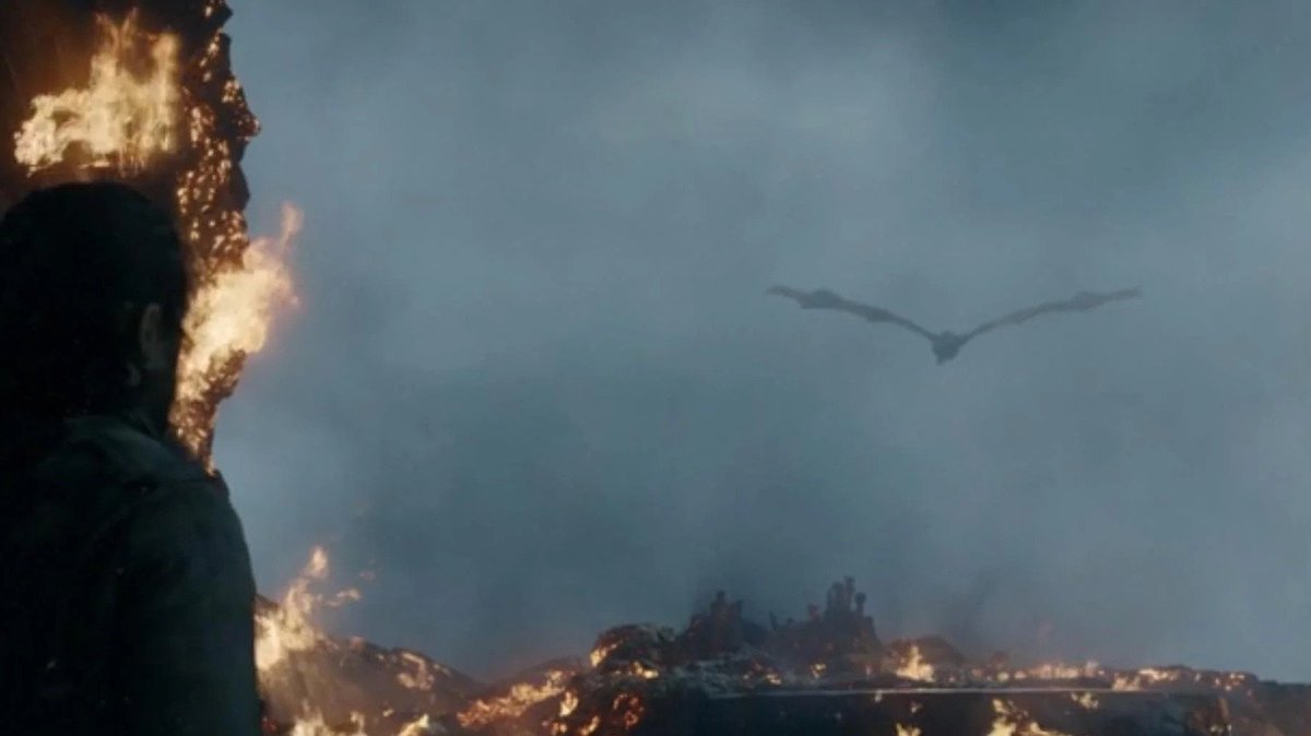 Dragão voando com o cadáver de Danny enquanto Jon Snow observa 