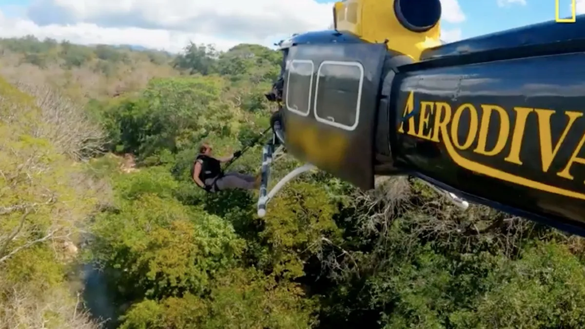 Florence Pugh salta desde un helicóptero en el adelanto de ‘Running Wild with Bear Grylls’