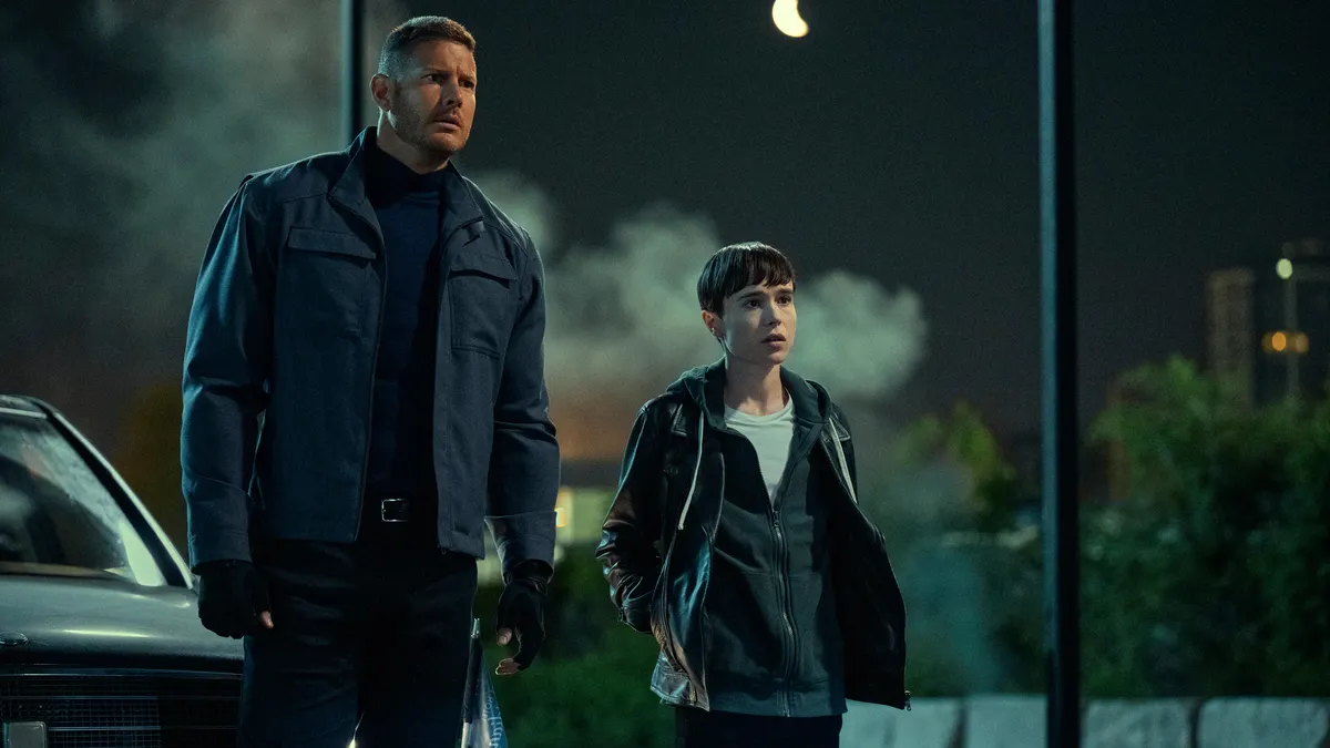 Tom Hopper e Elliot Page como Luther e Viktor Hargreeves, The Umbrella Academy (2022)