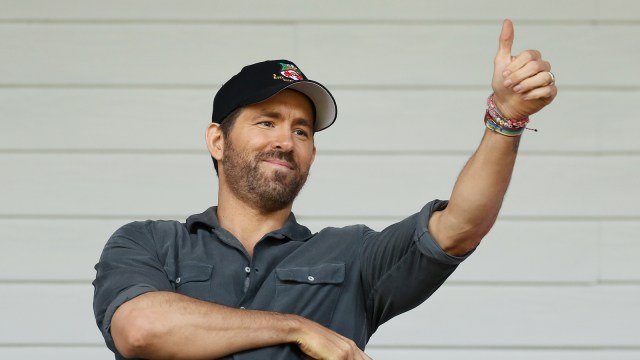 Ryan Reynolds give a thumbs up