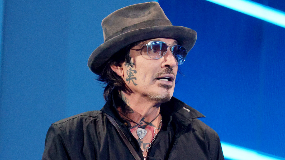 Tommy Lee Shared Uncensored Dick Pic Because He Was On A 'Bender'