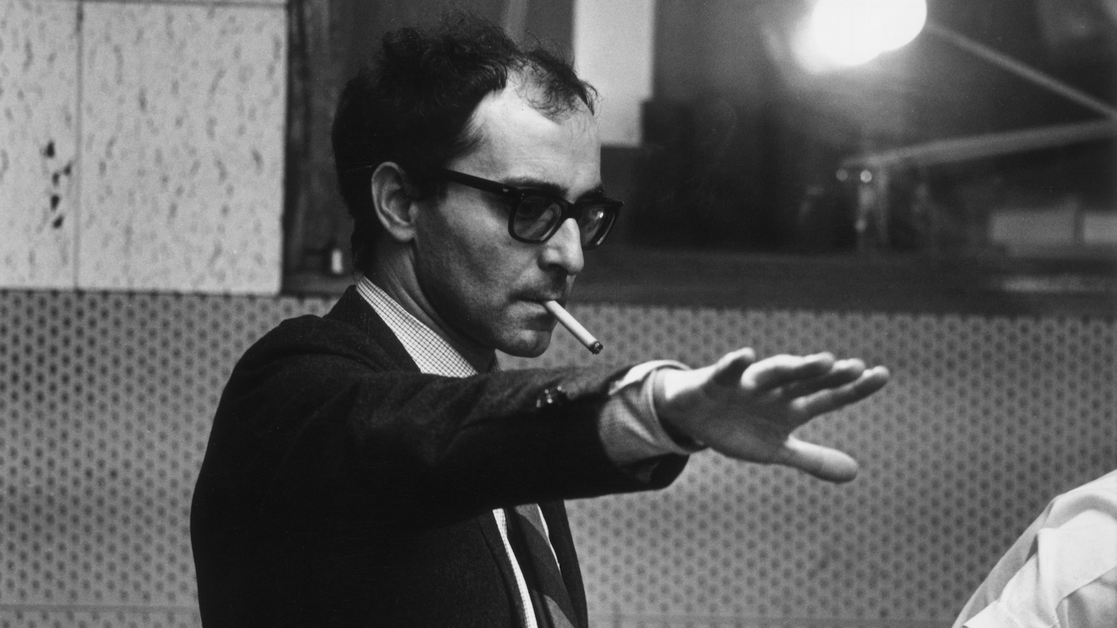 1968 : le réalisateur français Jean-Luc Godard lors du tournage de 