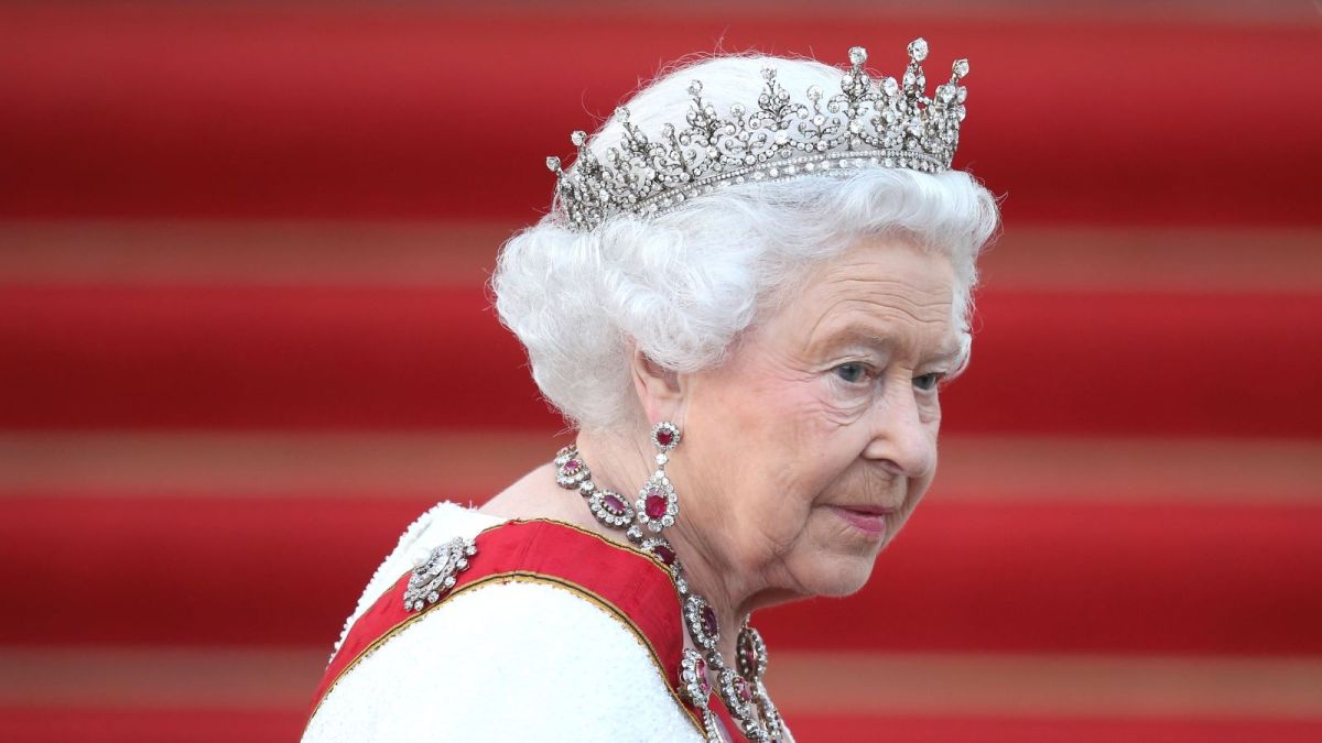 Queen Elizabeth II arrives for the state banquet in her honour at Schloss Bellevue palace on the second of the royal couple's four-day visit to Germany on June 24, 2015 in Berlin, Germany. The Queen and Prince Philip are scheduled to visit Berlin, Frankfurt and the concentration camp memorial at Bergen-Belsen during their trip, which is their first to Germany since 2004. (Photo by Sean Gallup/Getty Images)