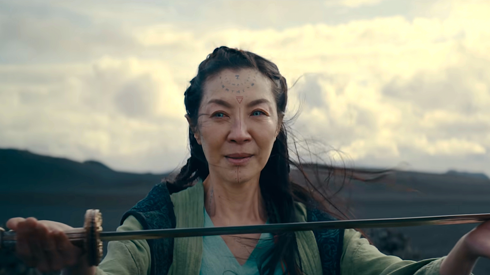 Michelle Yeoh como Scian em 'The Witcher: Blood Origin', segurando uma longa espada com as duas mãos