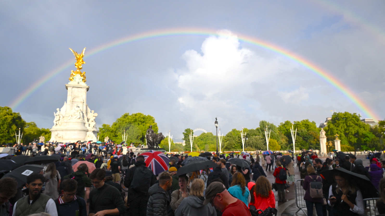 A rainbow appears above Buckingham Palace on the day of Queen Elizabeth II's death