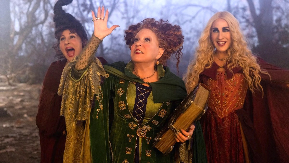 Disney+ で独占配信されるディズニーの実写映画『HOCUS POCUS 2』で、メアリー・サンダーソン役のキャシー・ナジミー、ウィニフレッド・サンダーソン役のベット・ミドラー、サラ・サンダーソン役のサラ・ジェシカ・パーカーが出演します。 写真：マット・ケネディ © 2022 Disney Enterprises, Inc. 全著作権所有。