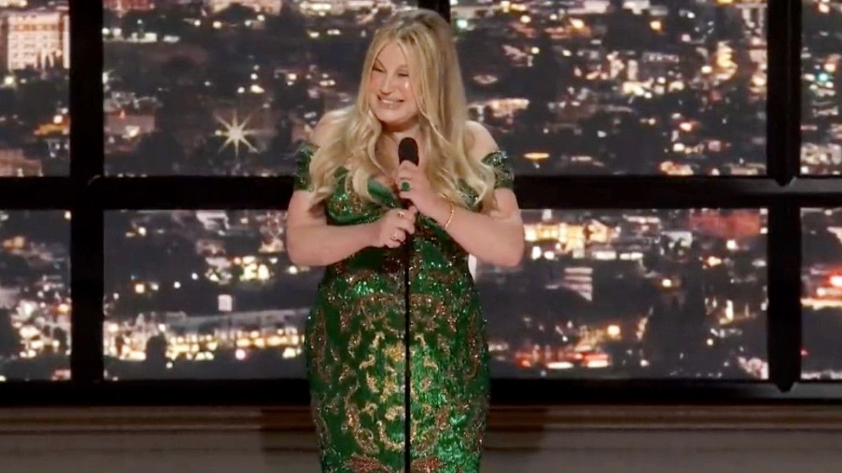 Screengrab of Jennifer Coolidge at the 2022 Emmy Awards from Twitter