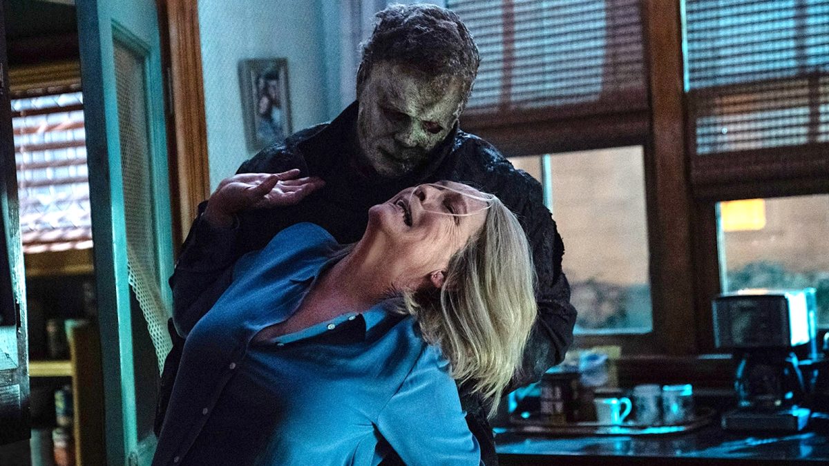 Michael Myers bending Laurie Strode's arm behind her back in Halloween Ends (2022)