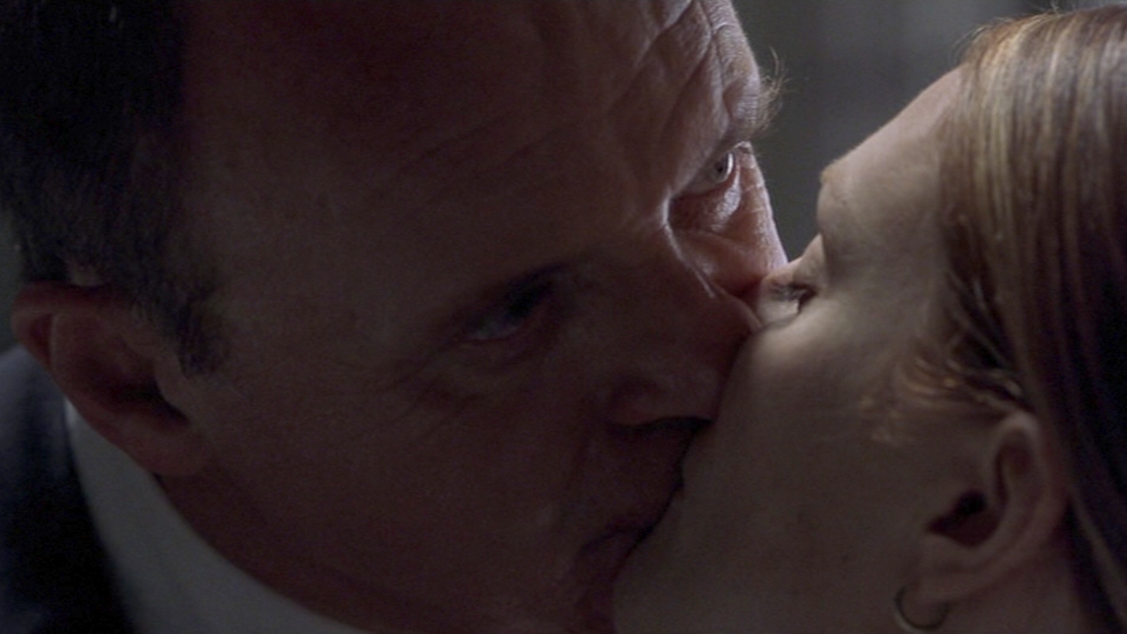 Anthony Hopkins as Hannibal Lecter kissing Julianne Moore as Clarice Starling