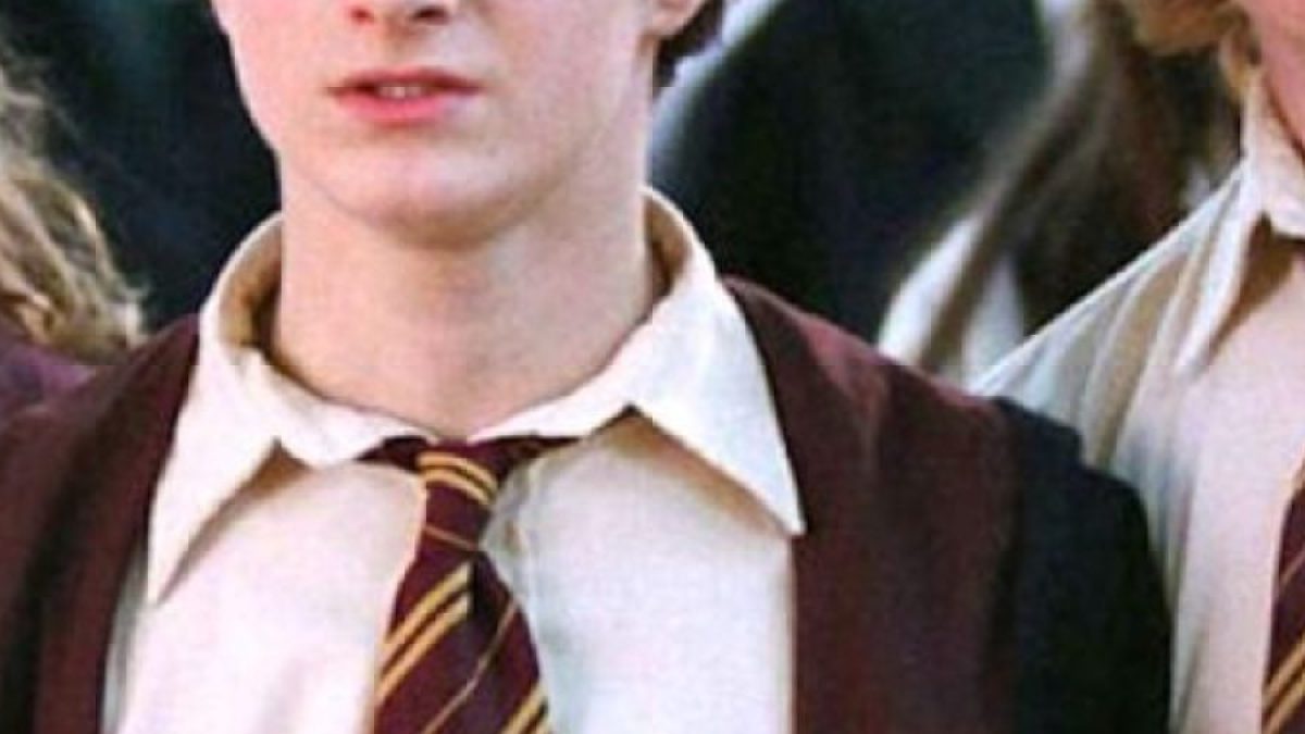 Hermione, Harry và Ron mặc áo choàng trường Hogwarts của họ và biểu hiện kinh ngạc không tin được