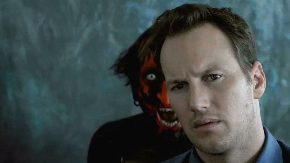 Le démon au visage rouge à lèvres derrière Josh Lambert dans Insidious