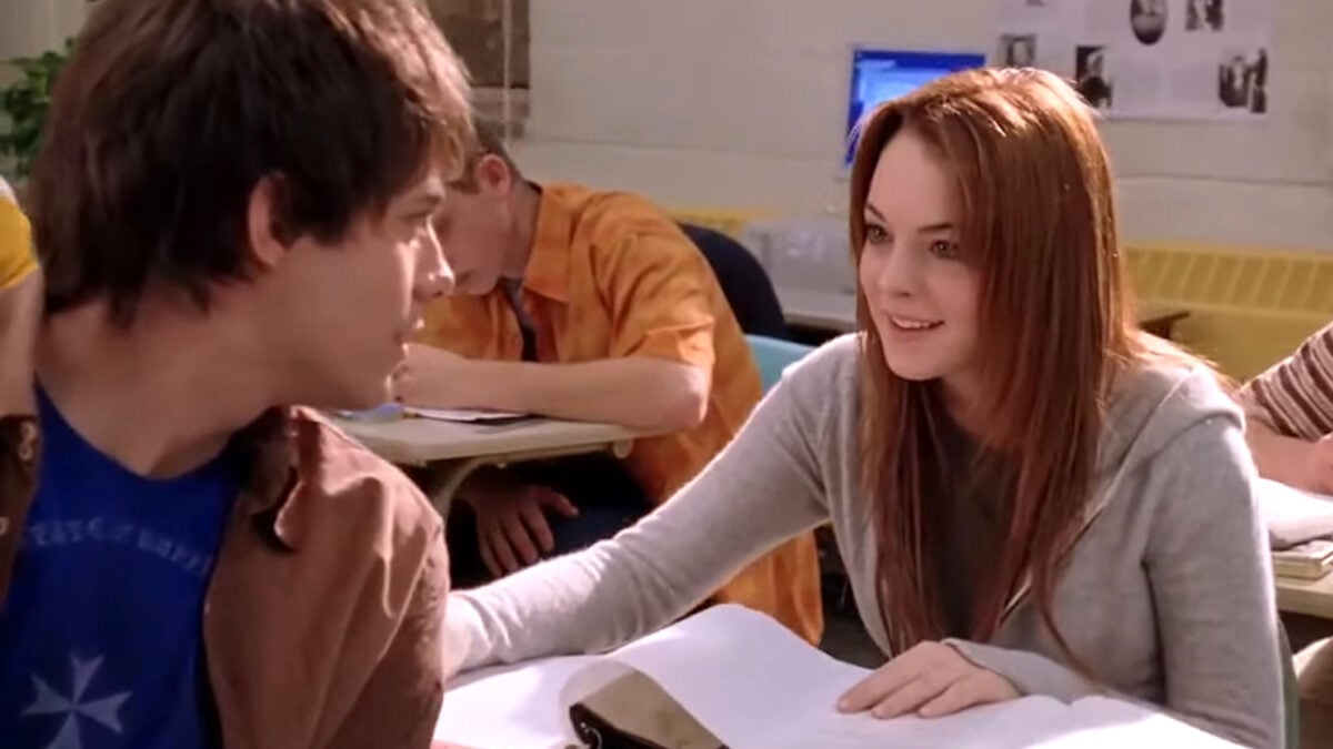 Aaron Samuels xoay người trên ghế hỏi Cady Heron xem hôm nay là ngày nào trong phim 'Mean Girls'