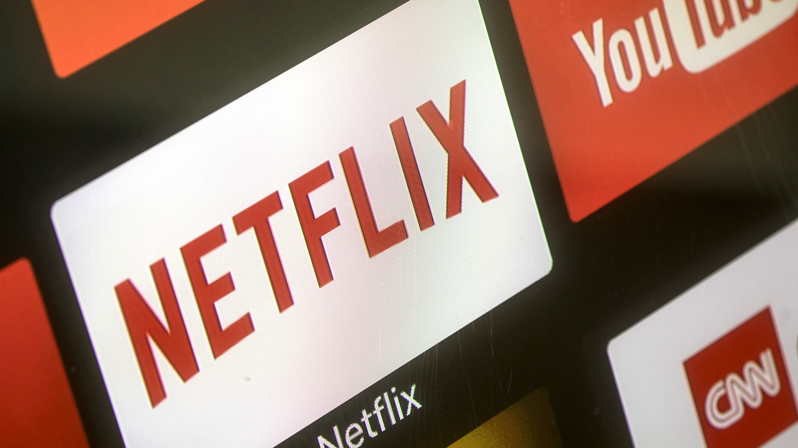 テレビ画面に表示される Netflix のロゴ