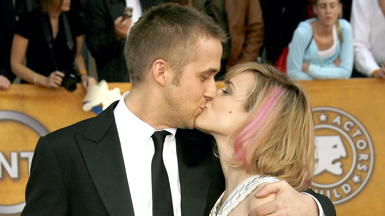 Ryan Gosling and Rachel McAdams kissing on the red carpet