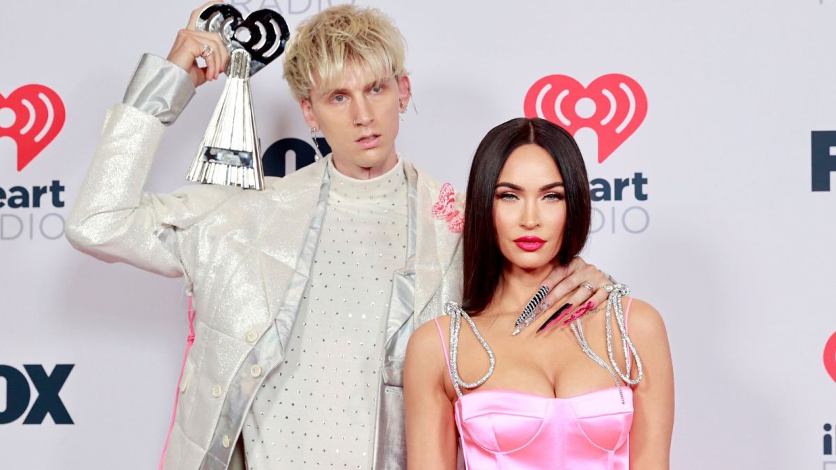 Machine Gun Kelly snorts mysterious powder off Megan Fox's breasts, proving that he is Very Cool and Not Cringe