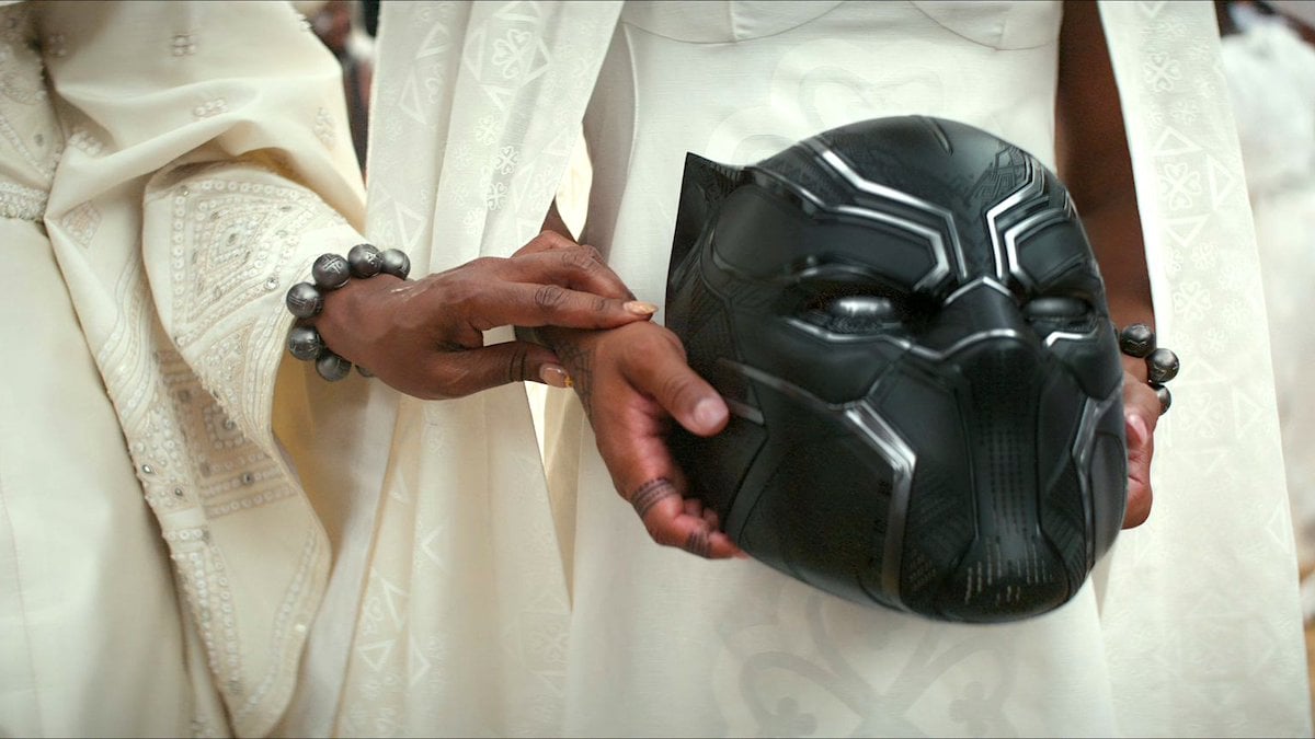 Hình ảnh chiếc mũ bảo hiểm Black Panther của Chadwick Boseman trên tay Shuri trong 'Black Panther: Wakanda Forever'