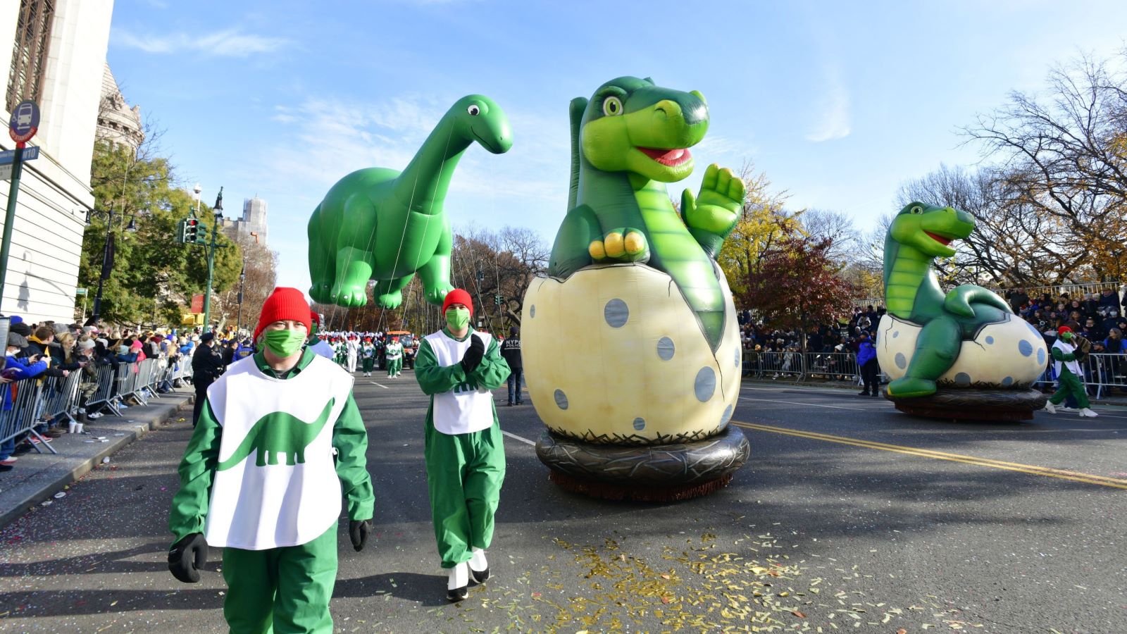 Vista dos balões Dinossauro como 95 e marchando!  O Dia de Ação de Graças da Macy's Parade® inaugura a temporada de festas de fim de ano em 25 de novembro de 2021 na cidade de Nova York.  (Foto de Eugene Gologursky/Getty Images para Macy's Inc.)