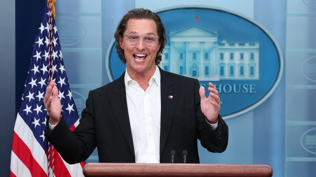 Move Over Austin Butler: Matthew McConaughey Is Everyone's New Favorite Elvis - Vimarsana News