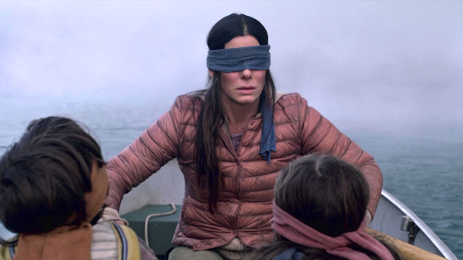 Sandra Bullock usando uma venda nos olhos em 'Bird Box' da Netflix