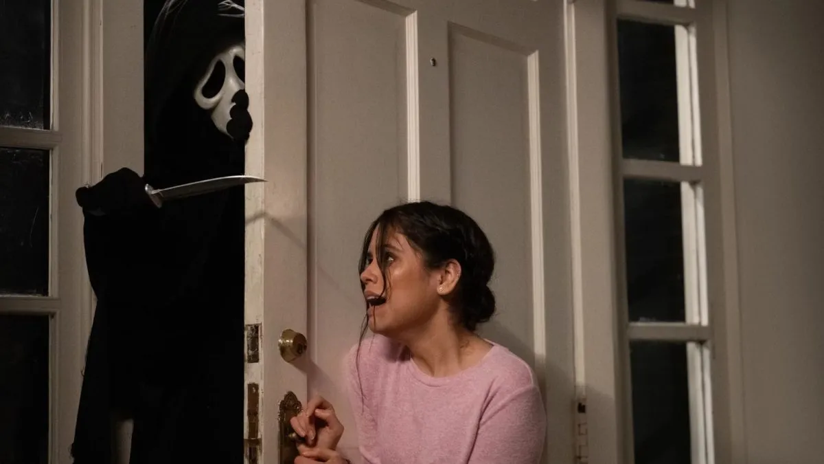 Jenna Ortega and Ghostface in Scream 2022
